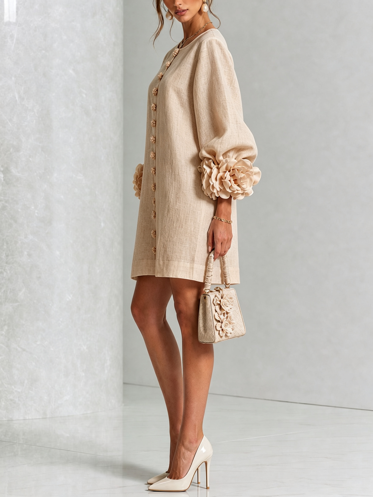 Anita | Mini abito bianco con rose ai polsini
