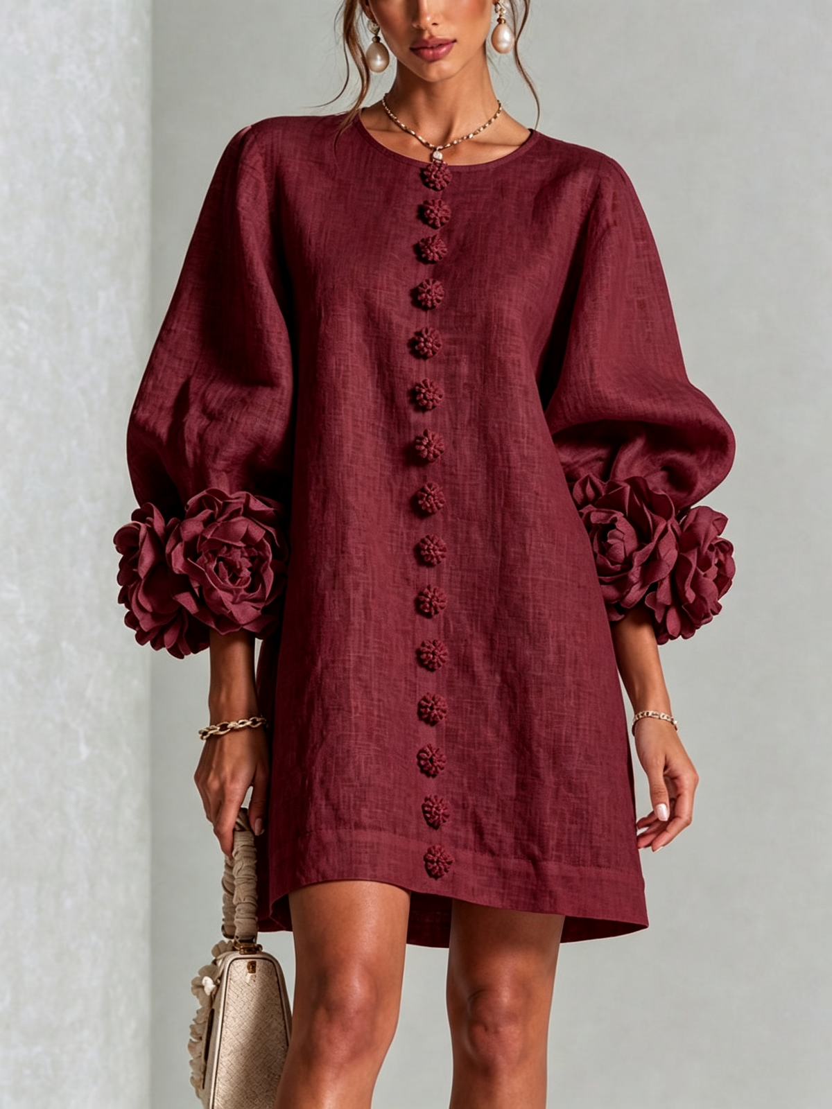 Anita | Mini abito bianco con rose ai polsini