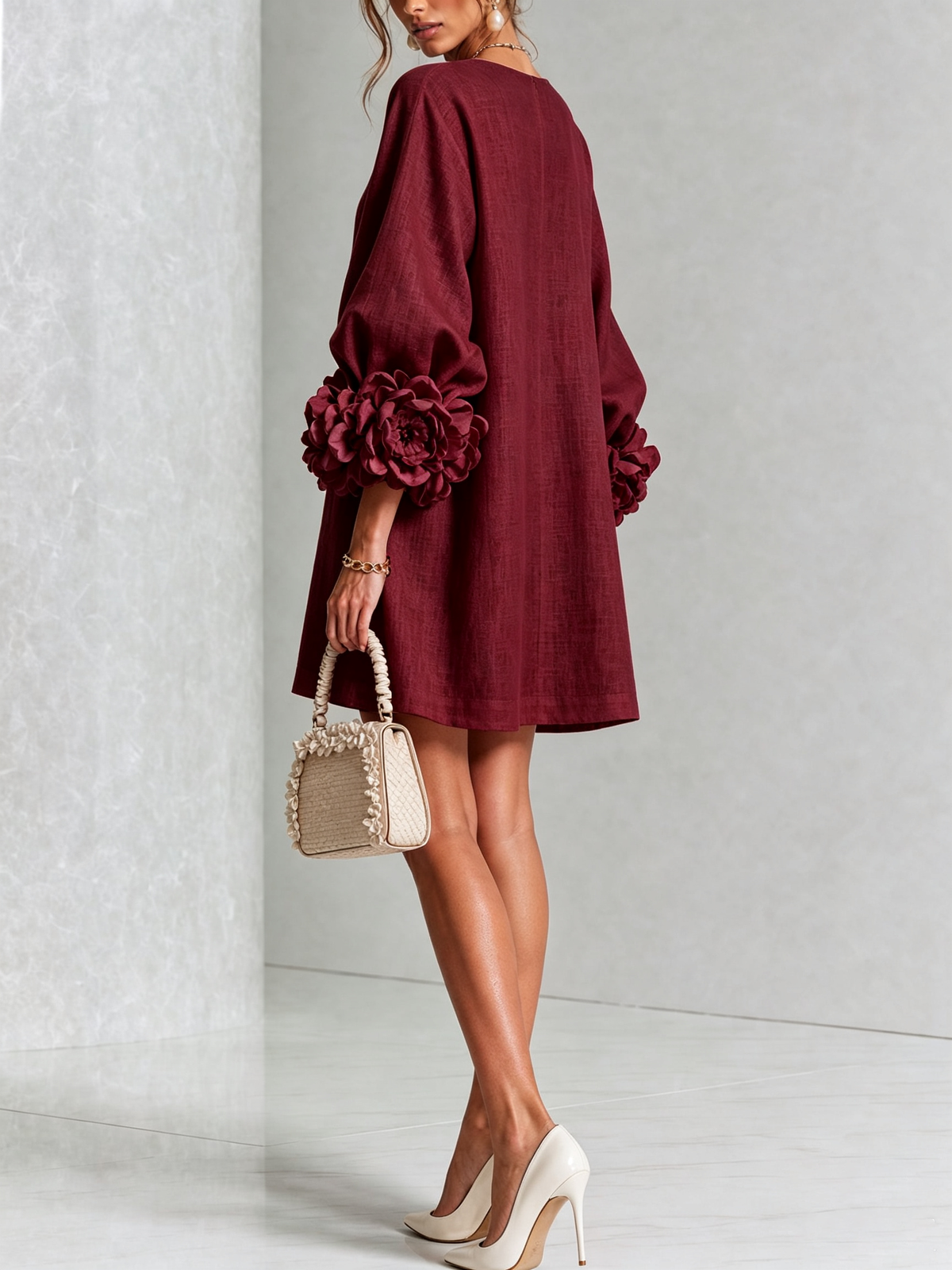Anita | Mini abito bianco con rose ai polsini