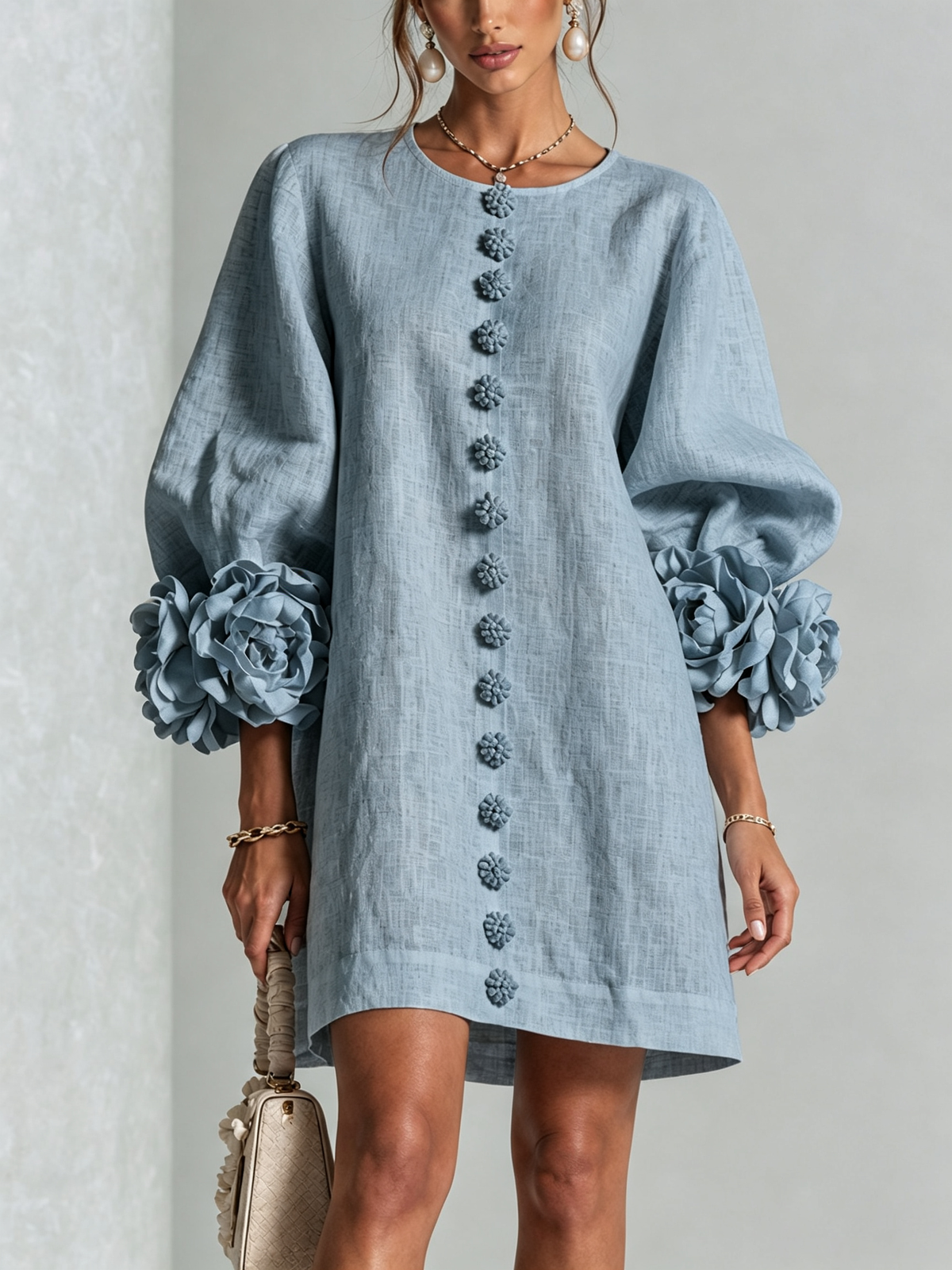 Anita | Mini abito bianco con rose ai polsini