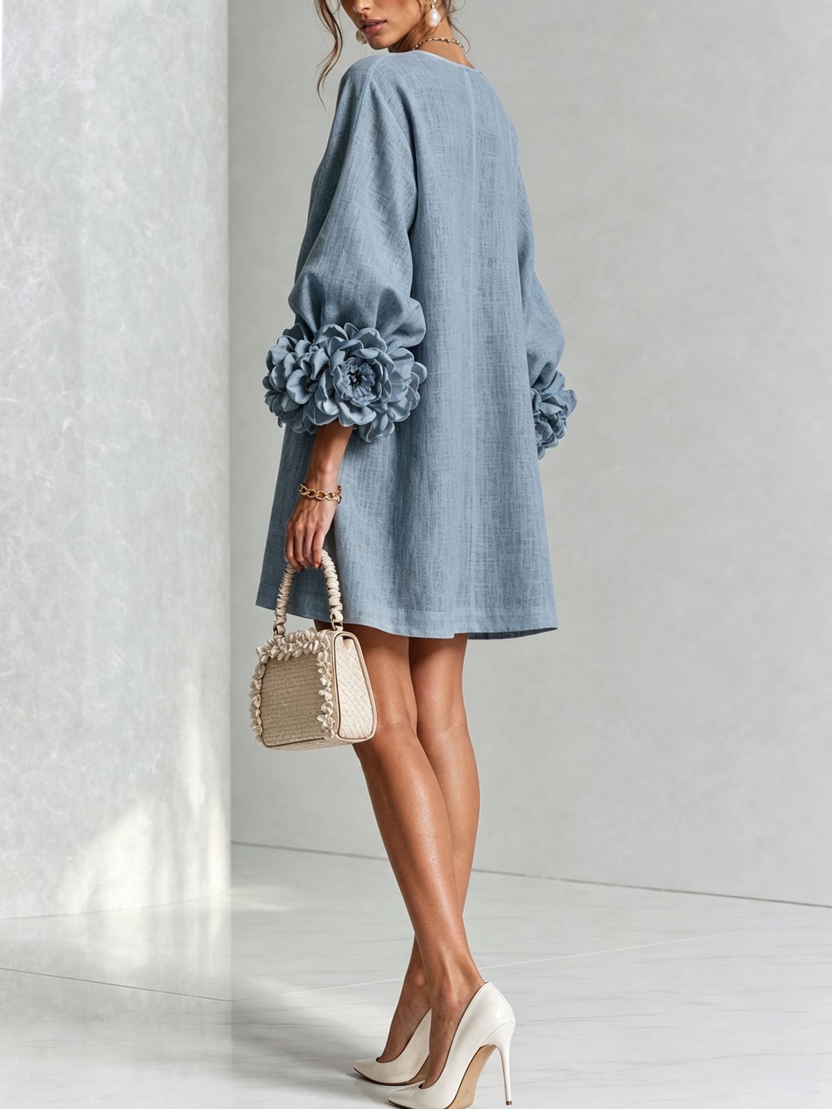 Anita | Mini abito bianco con rose ai polsini