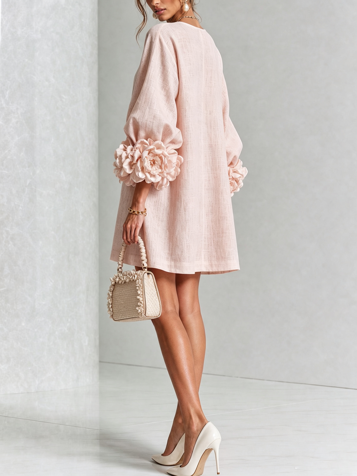 Anita | Mini abito bianco con rose ai polsini