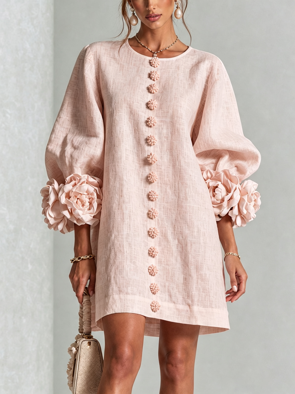 Anita | Mini abito bianco con rose ai polsini