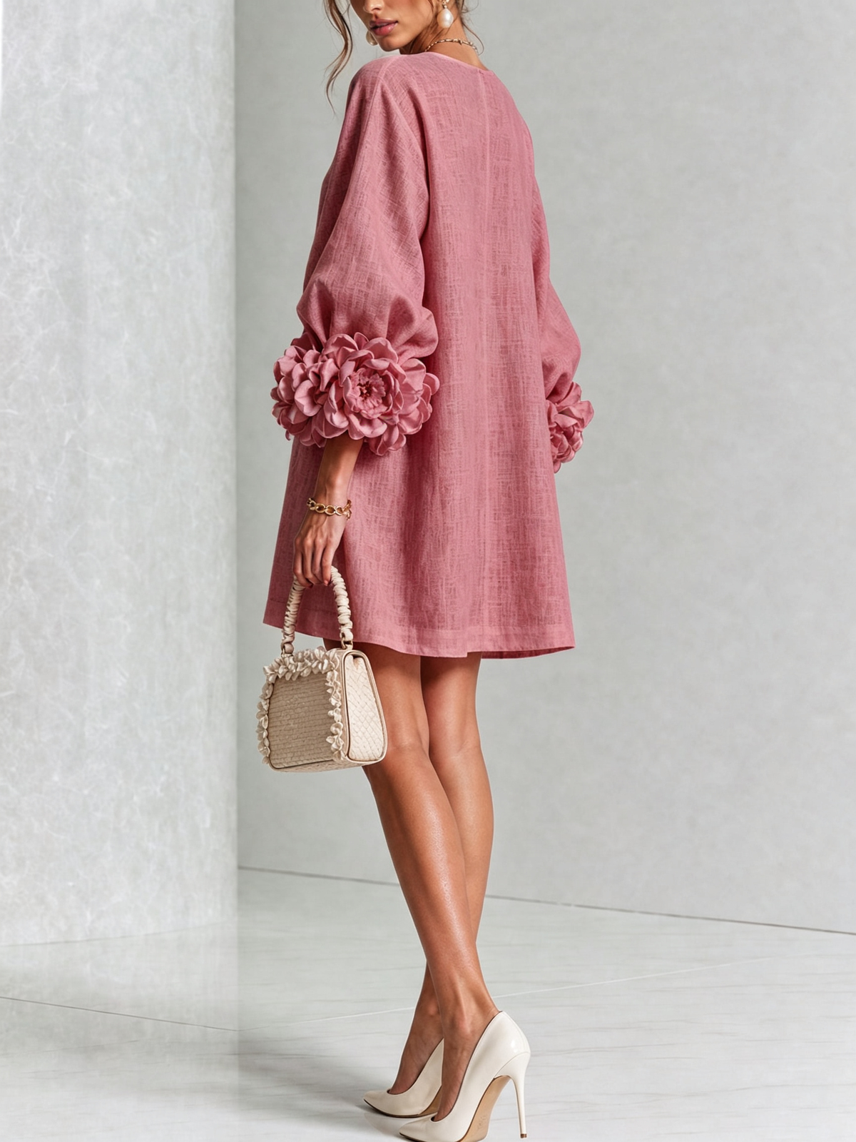 Anita | Mini abito bianco con rose ai polsini