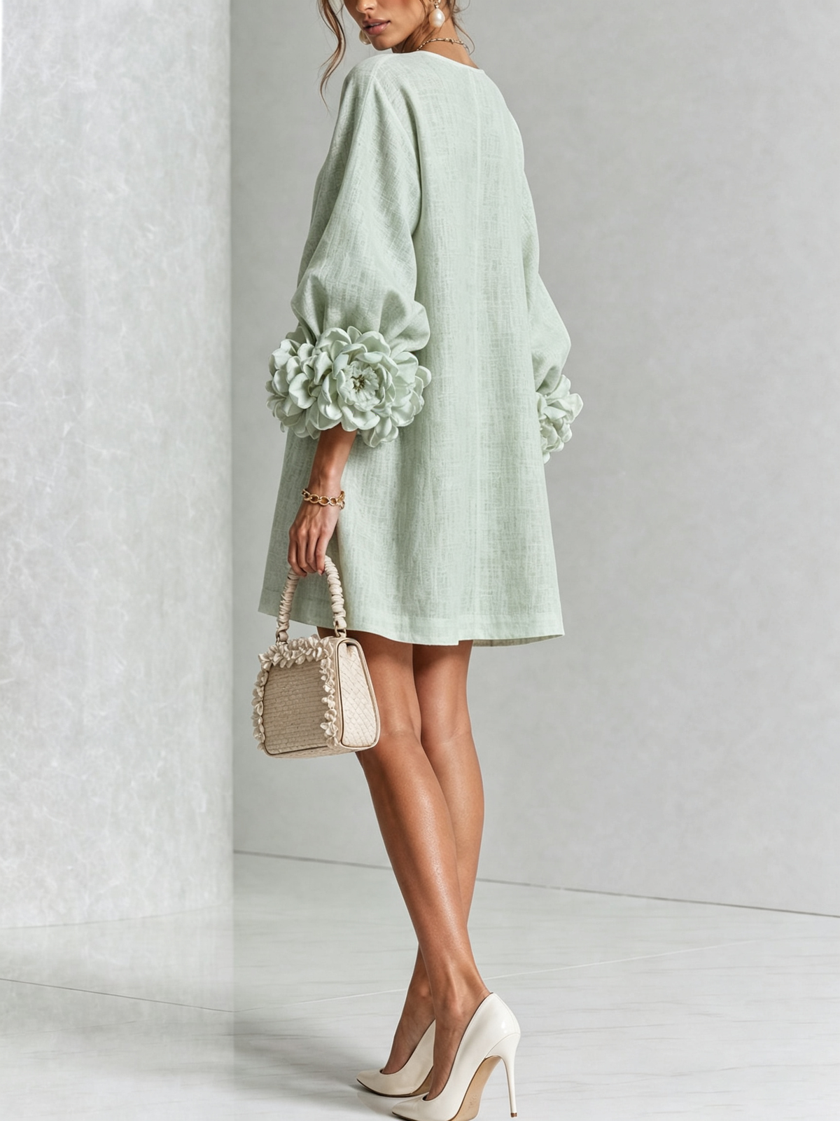 Anita | Mini abito bianco con rose ai polsini