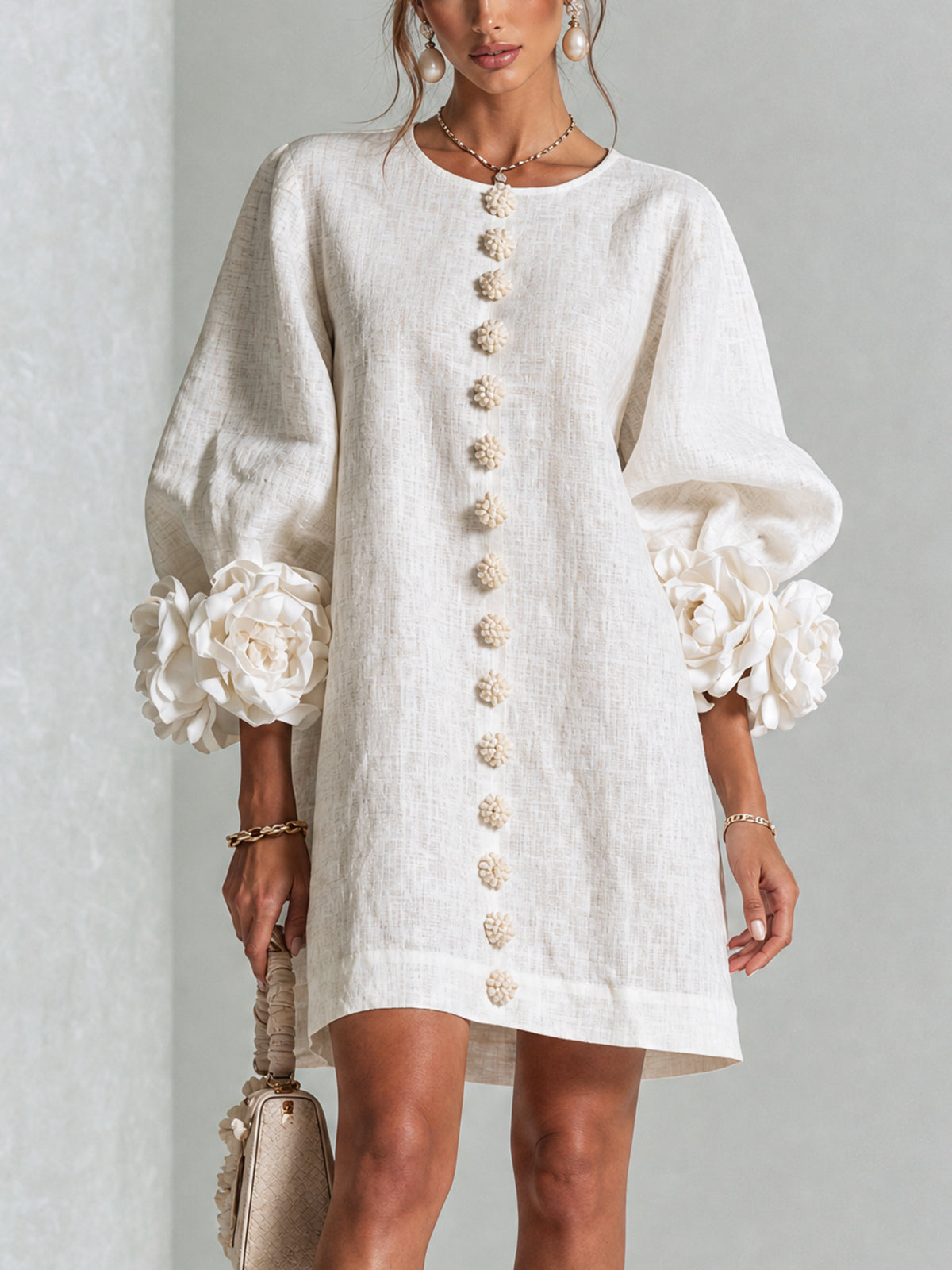 Anita | Mini abito bianco con rose ai polsini