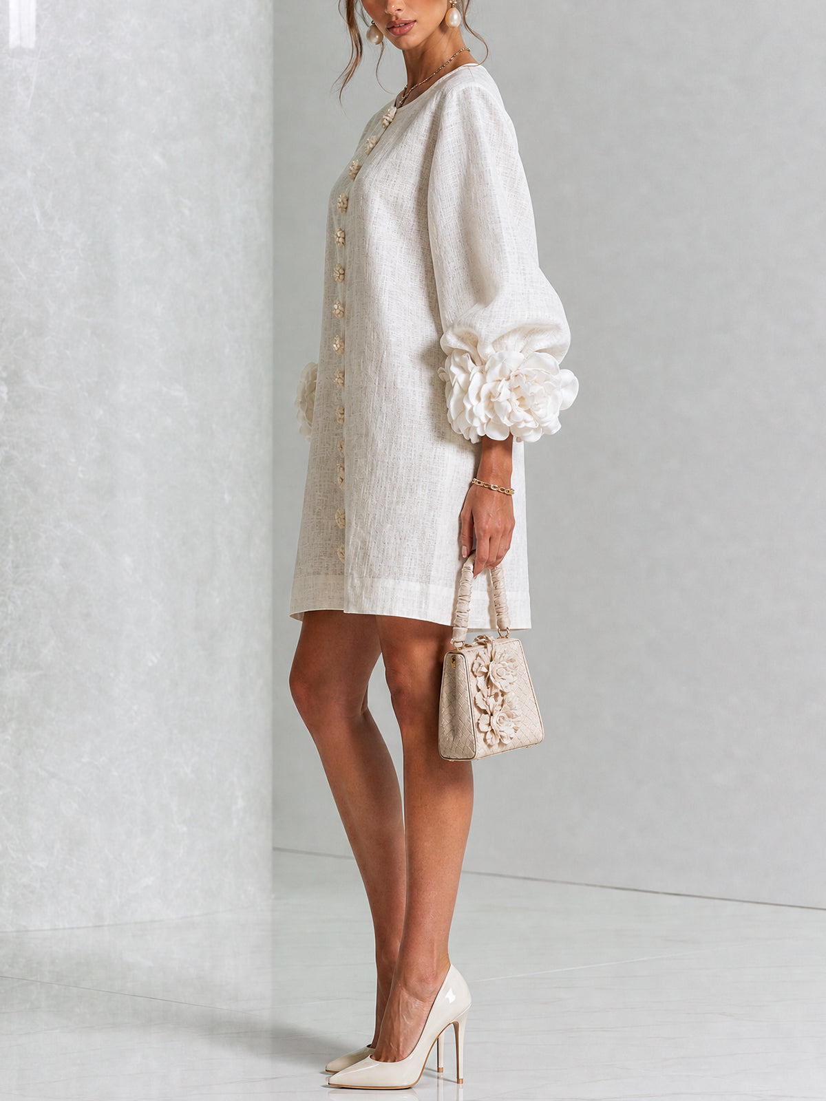 Anita | Mini abito bianco con rose ai polsini