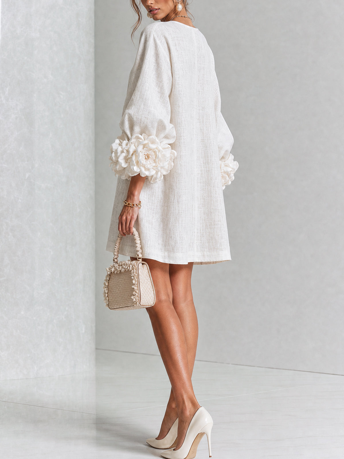 Anita | Mini abito bianco con rose ai polsini