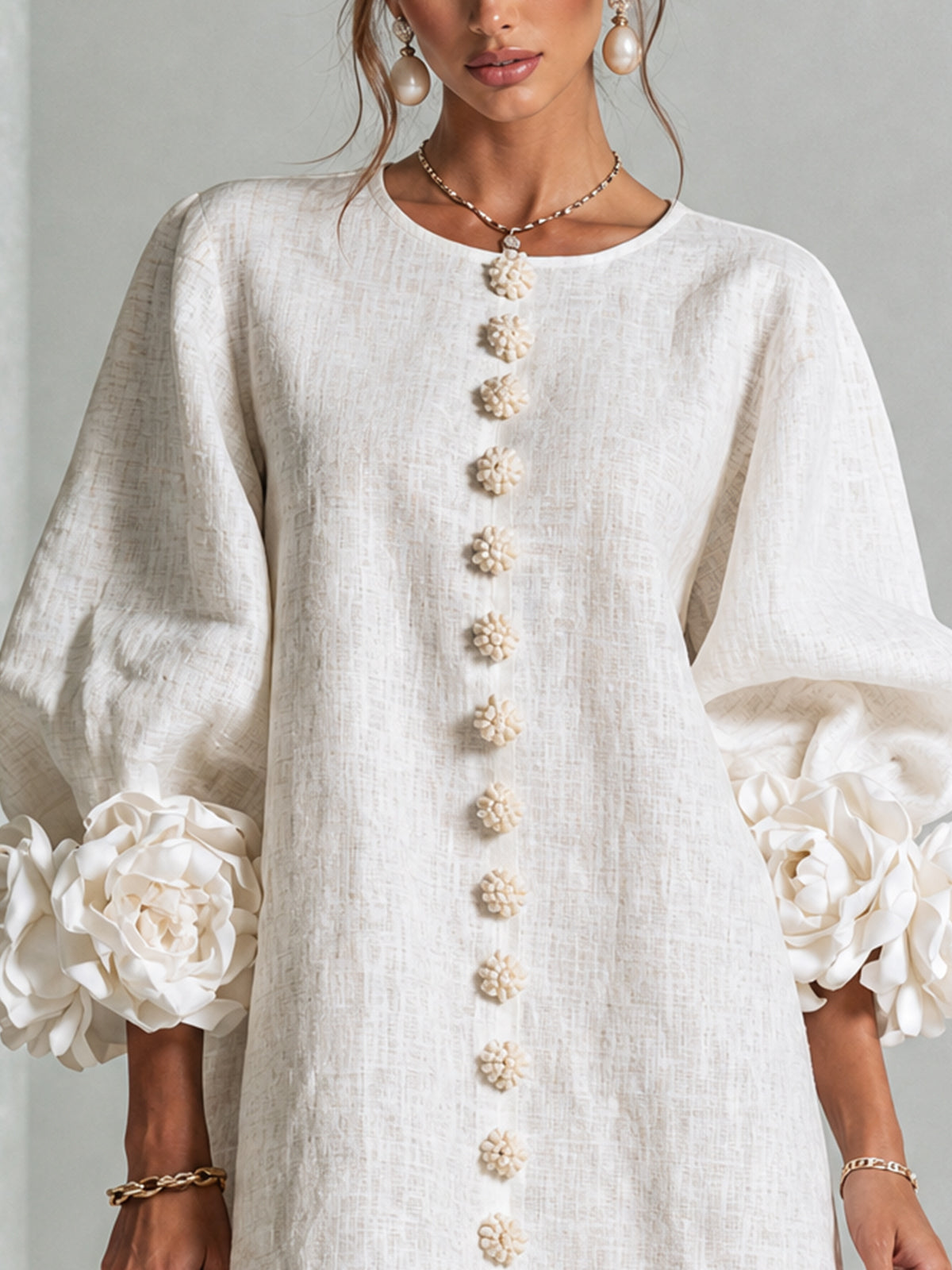 Anita | Mini abito bianco con rose ai polsini